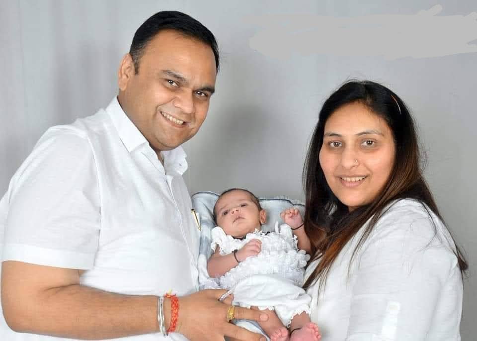 મારા જીવનમાં મારી સહયોગી બનવા બદલ અને આપણા લગ્ન જીવનના ૧૫ વર્ષ સુધી મારા સુખ અને દુઃખમાં સાથે સહયોગીની બની સહકાર આપી પરિવારને એકજુટ રાખવા બદલ ખુબ ખુબ આભાર સહ વંદન